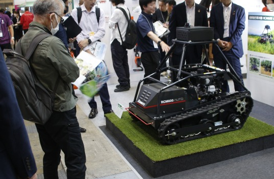 やまびこ、コンセプトモデル披露　「自律走行草刈機」など 開発中のシステム・製品展示